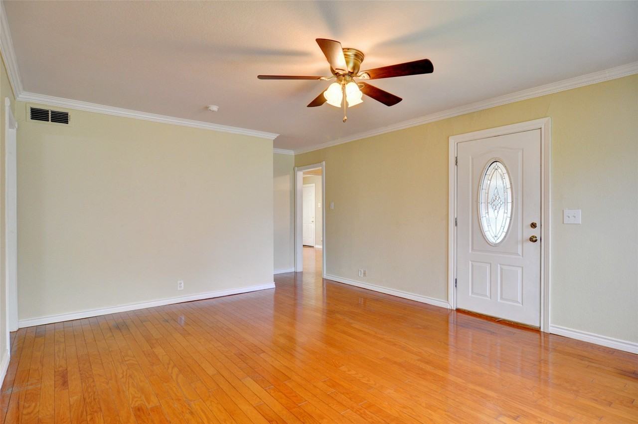 1110 Wade Hampton St - Photo 6 of 30