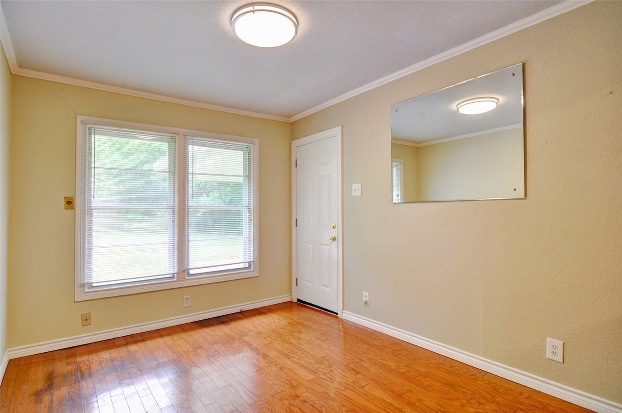 1110 Wade Hampton St - Photo 7 of 30