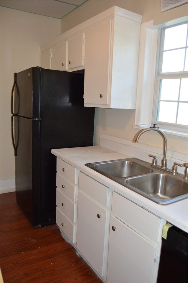 1403 Bonham St - Photo 6 of 31