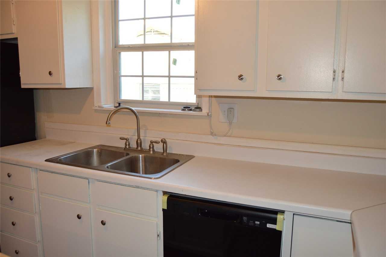 1403 Bonham St - Photo 7 of 31