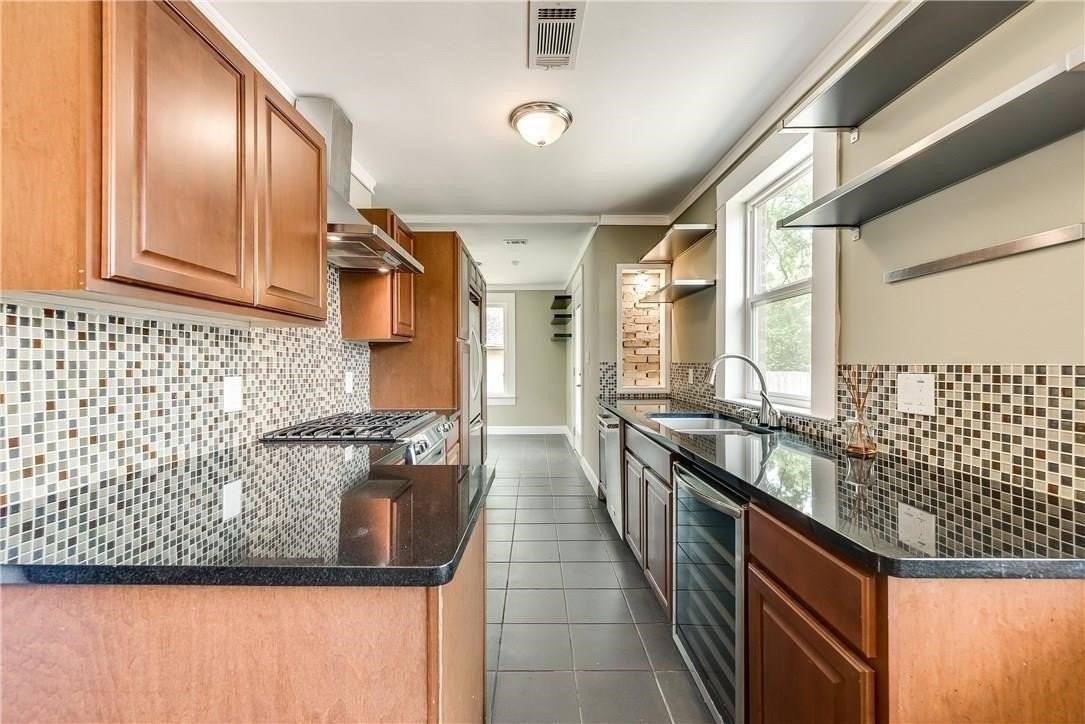 1423 Hollywood Ave - Photo 5 of 19