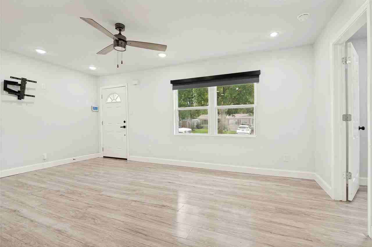 1301 Cardinal St - Photo 5 of 25