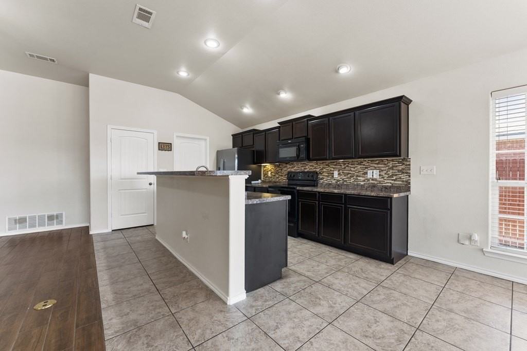 716 Duke Ave - Photo 5 of 23