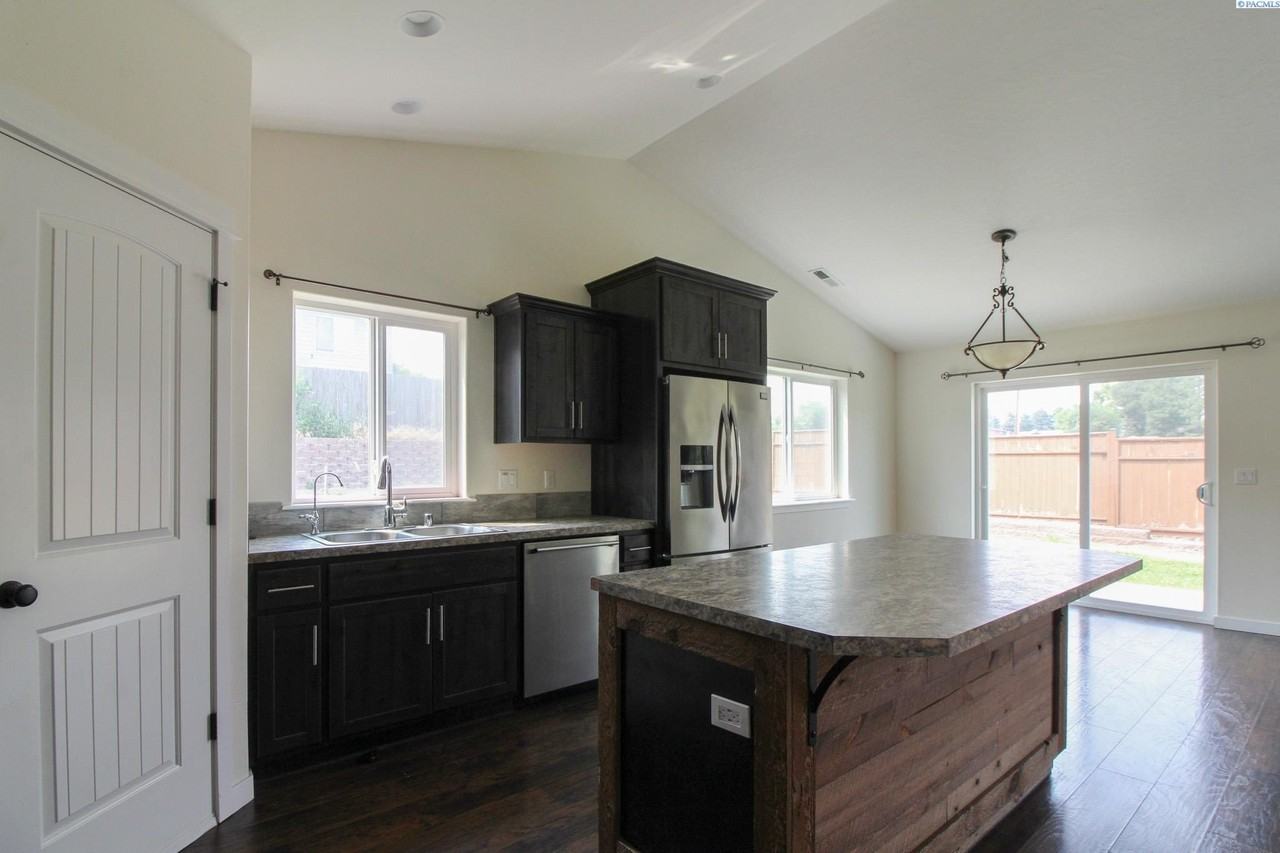 1204 9th St - Photo 3 of 20