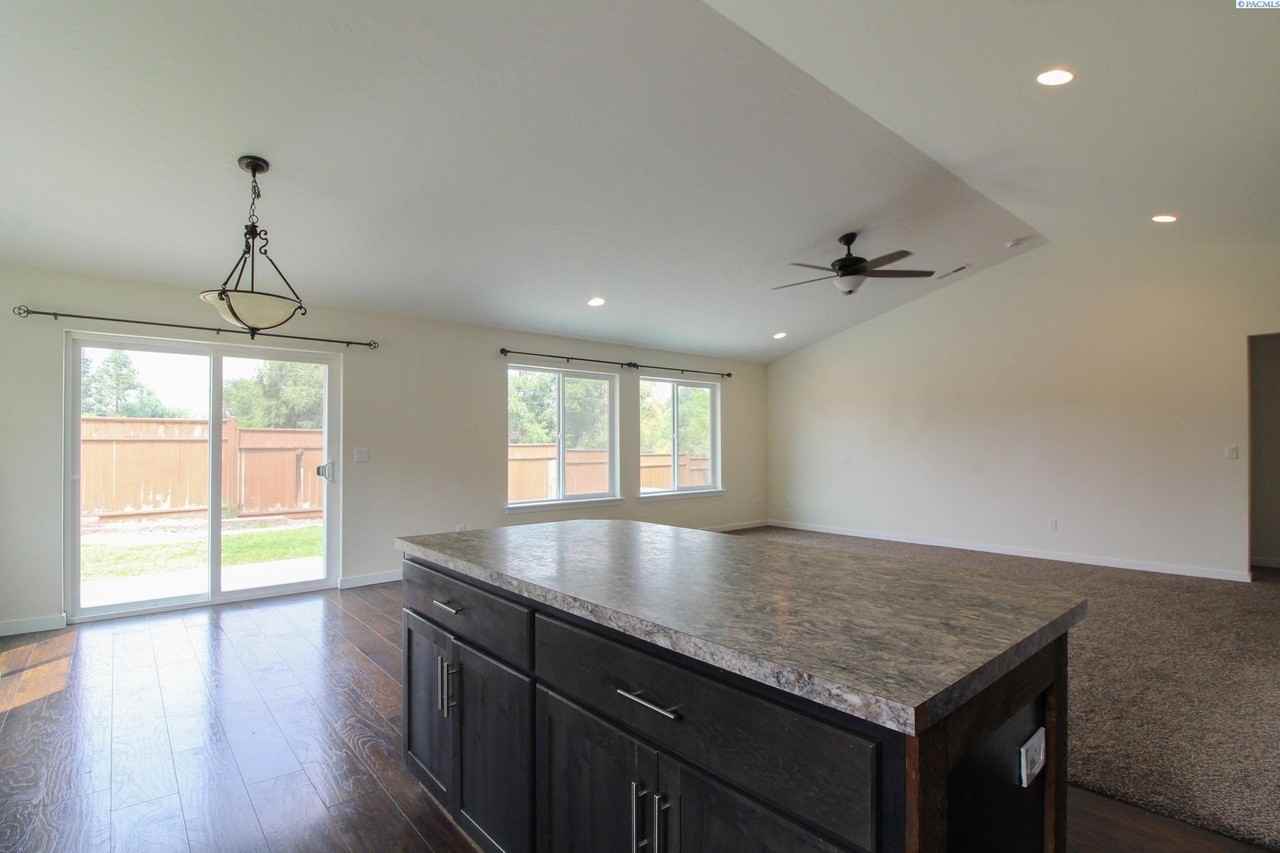 1204 9th St - Photo 4 of 20