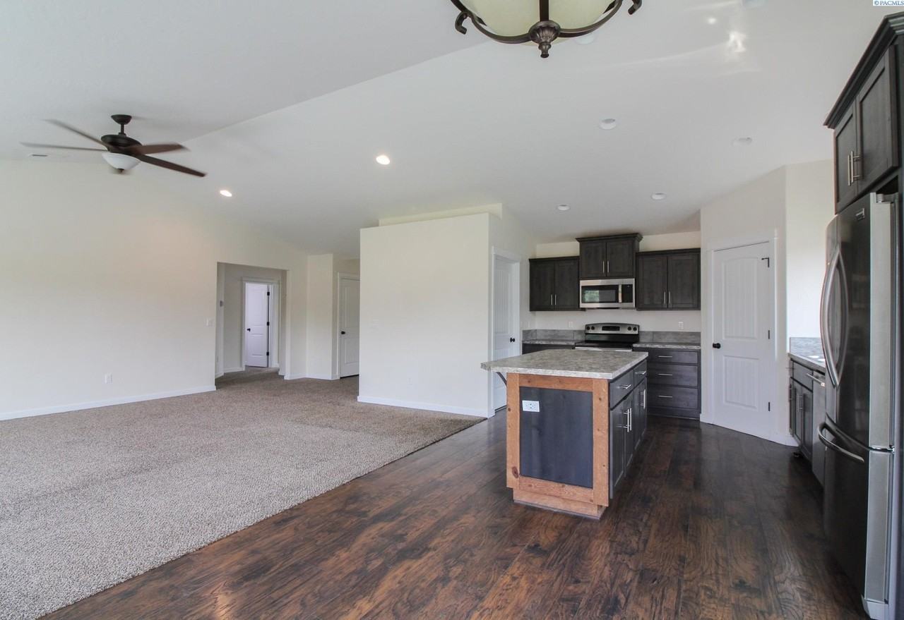 1204 9th St - Photo 5 of 20