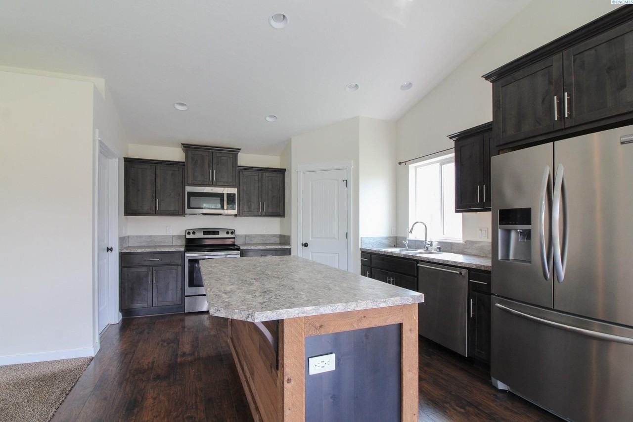 1204 9th St - Photo 6 of 20