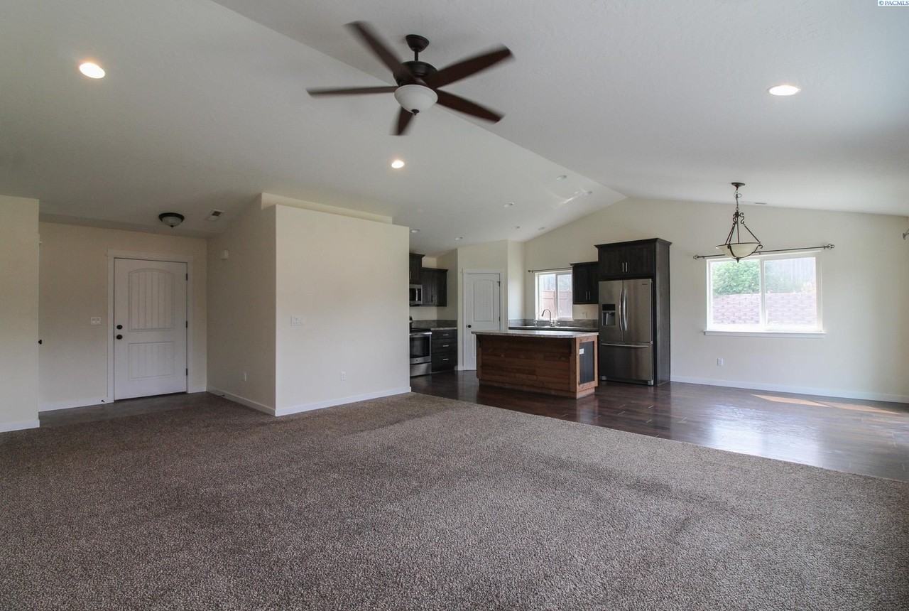 1204 9th St - Photo 7 of 20