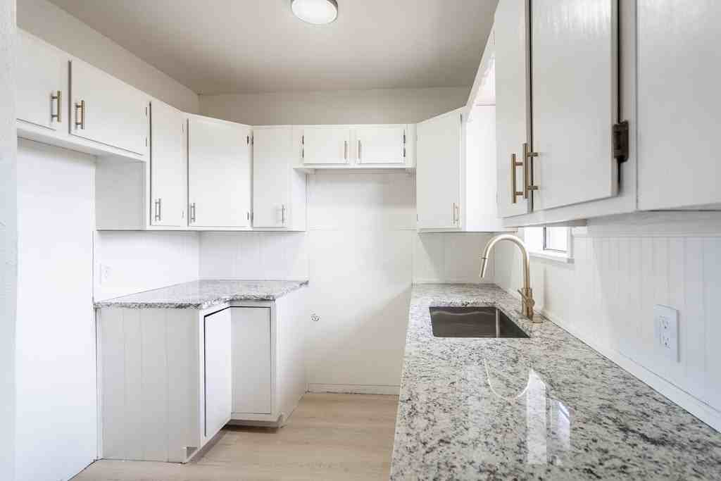 504 Howard Dr - Photo 4 of 22