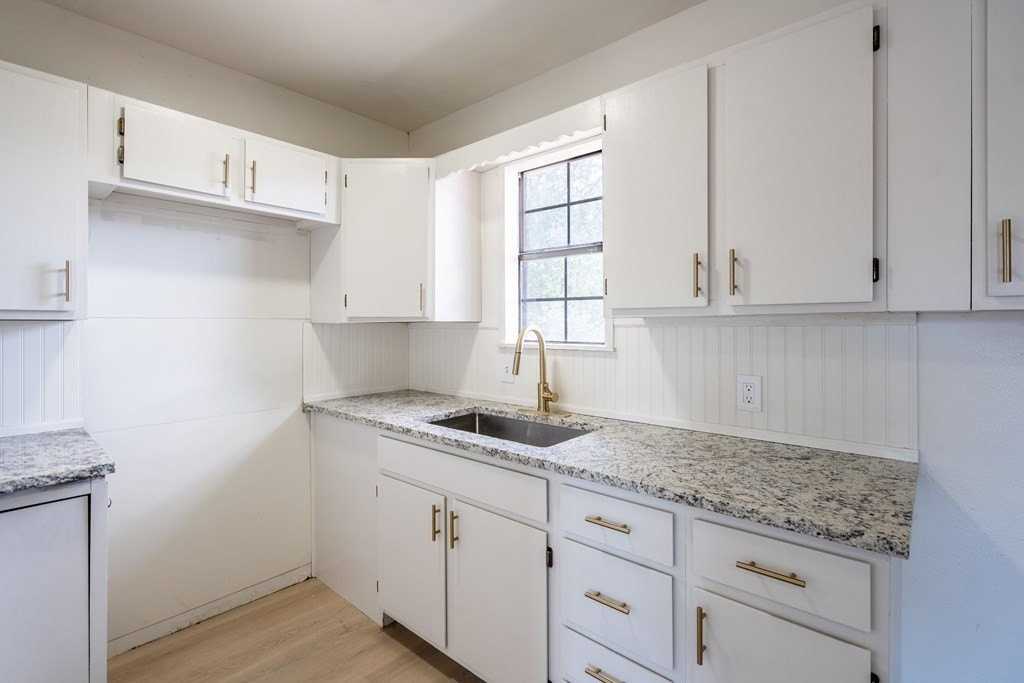 504 Howard Dr - Photo 6 of 22