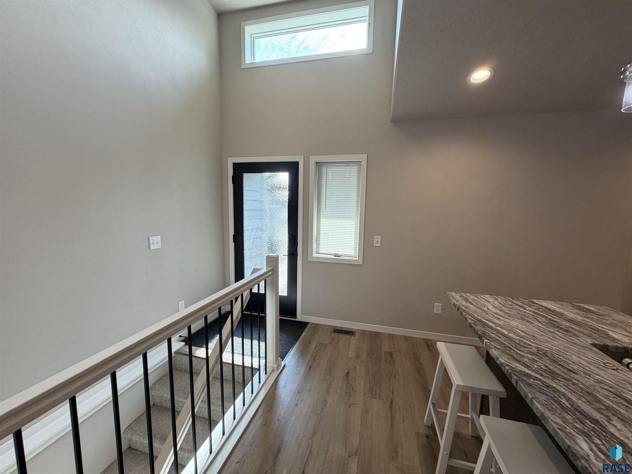 2607 E Sunburst Dr - Photo 2 of 31