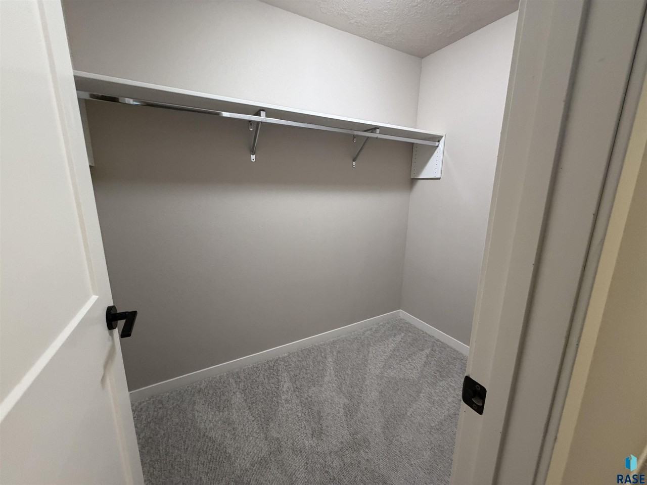 2607 E Sunburst Dr - Photo 3 of 31