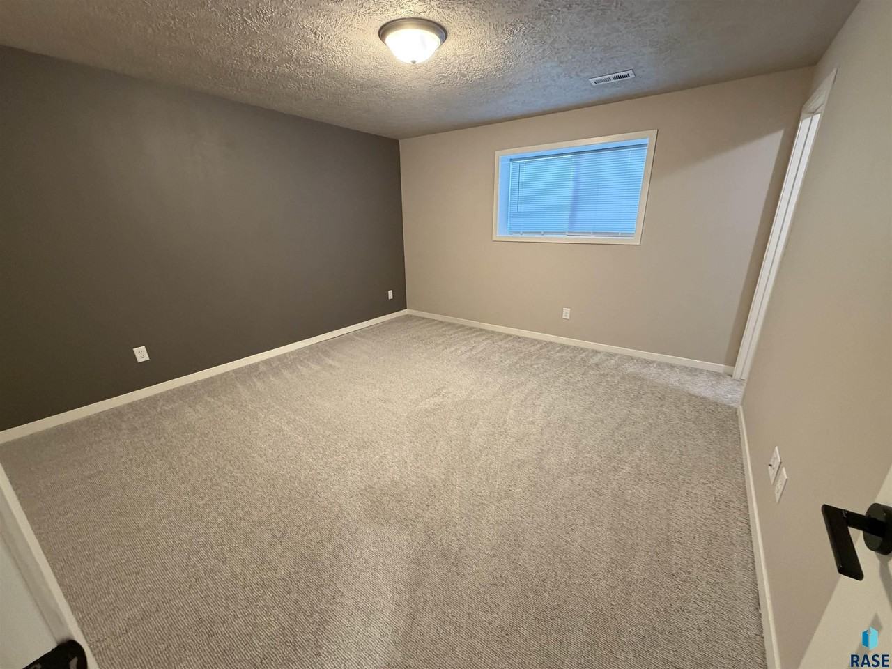 2607 E Sunburst Dr - Photo 4 of 31