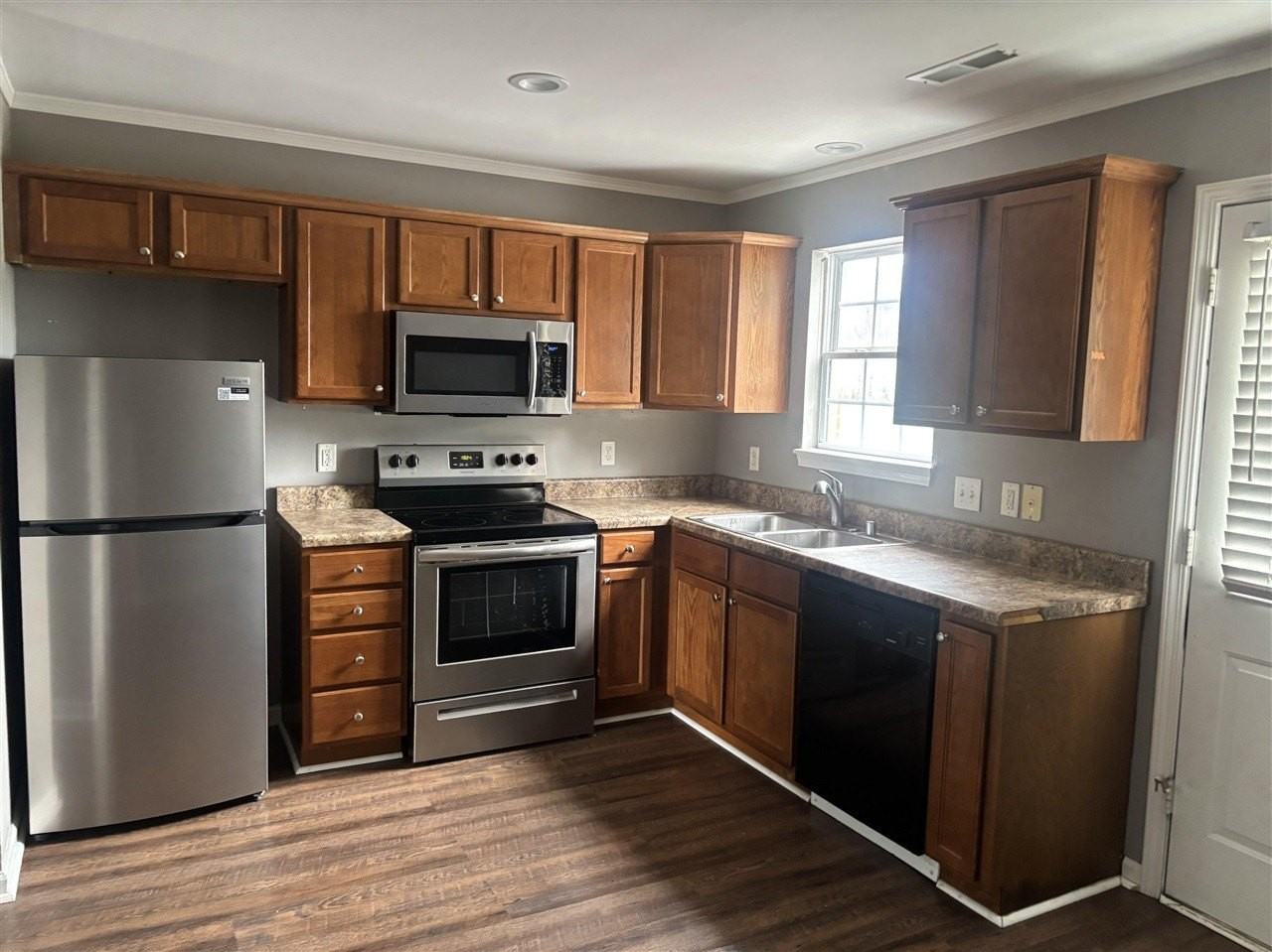 180 Coachman Ct - Photo 2 of 9