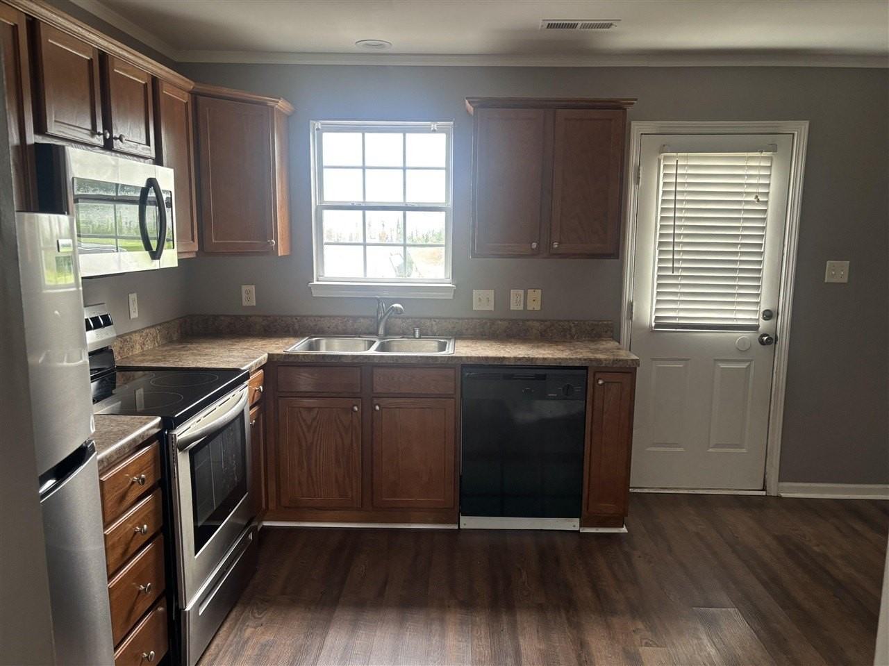 180 Coachman Ct - Photo 3 of 9