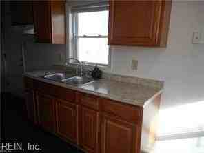 718 W Queen St - Photo 4 of 14