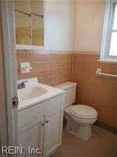 718 W Queen St - Photo 7 of 14