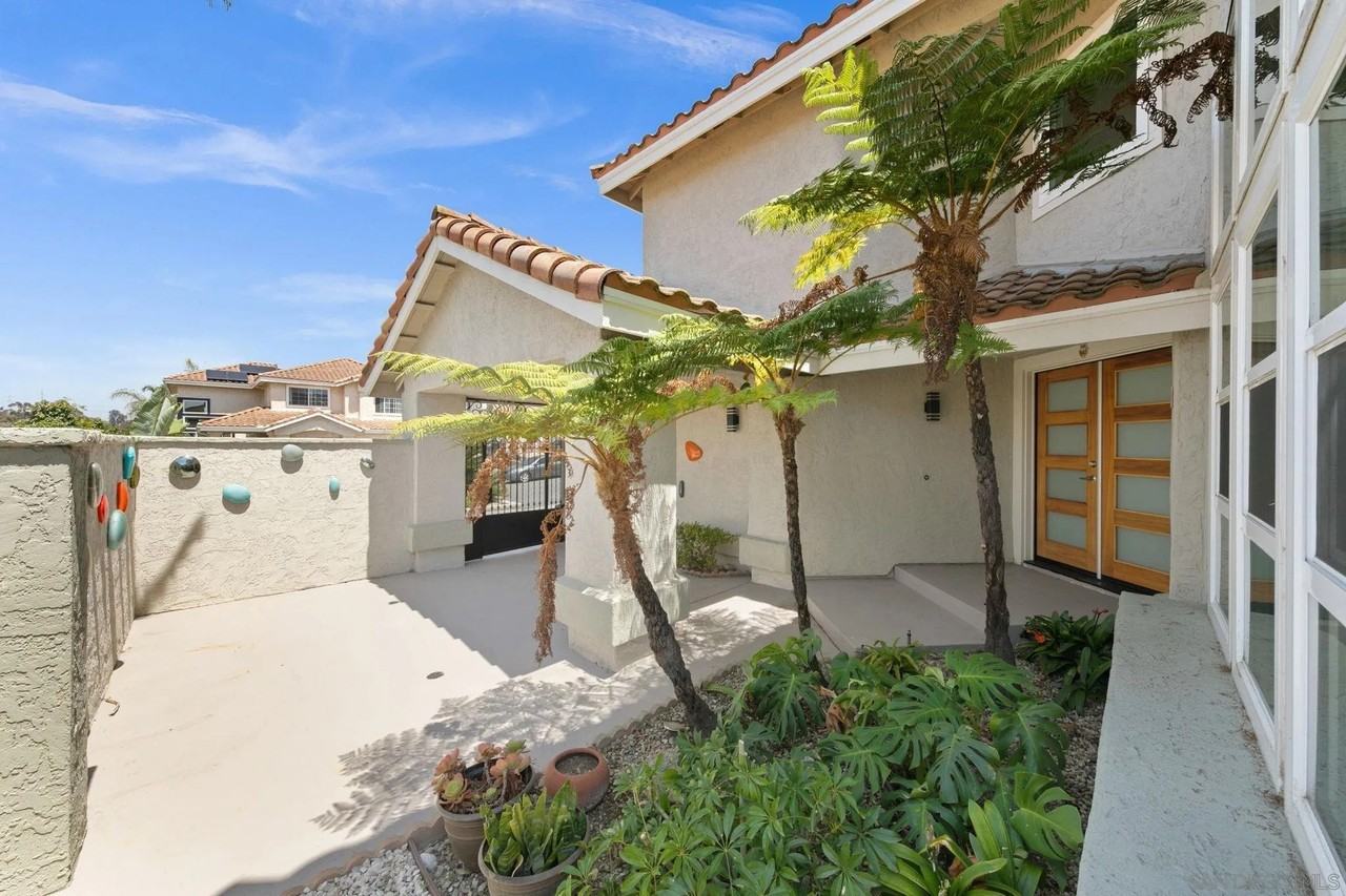 1068 Pacific Hill St - Photo 4 of 50