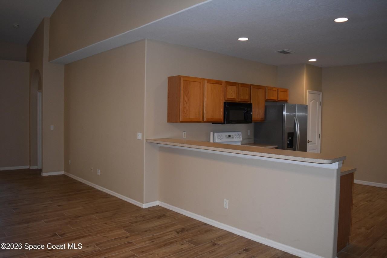 1040 Venetian Dr #203 - Photo 6 of 28