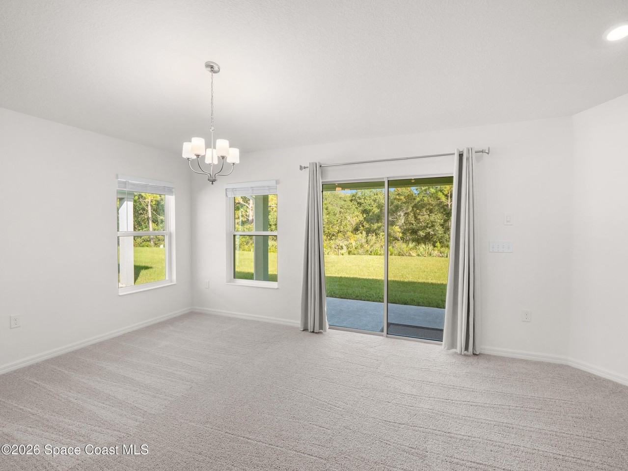 2192 Vinifera Dr - Photo 7 of 28