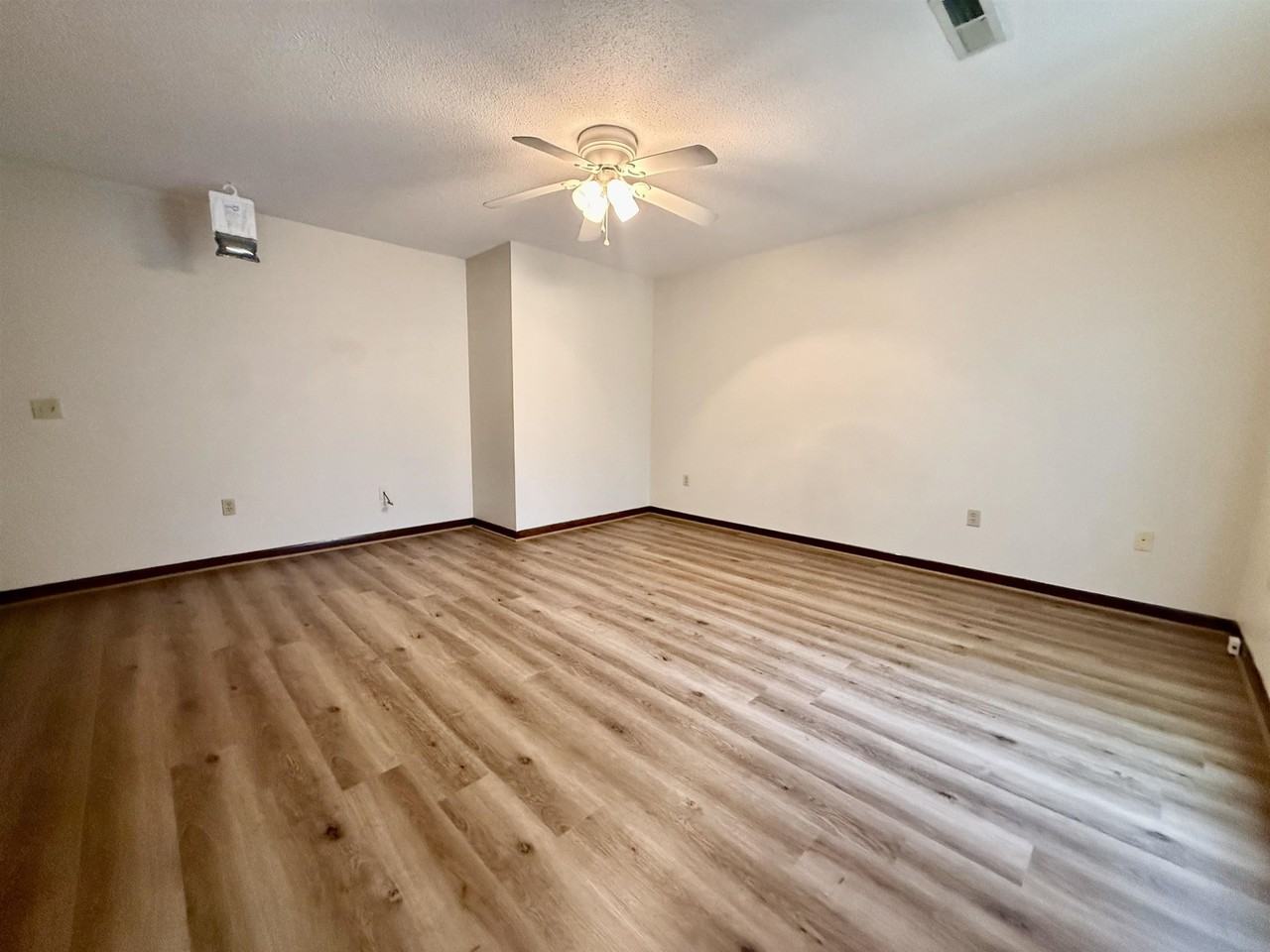 1103 Main Ave Ne - Photo 3 of 19