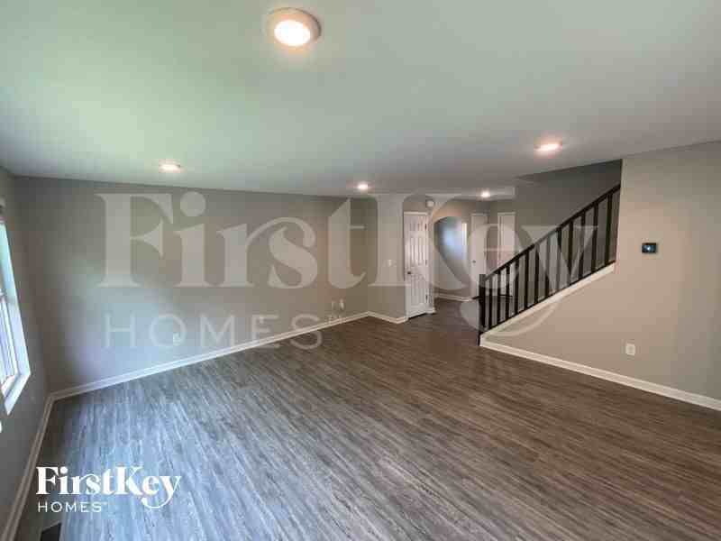 2115 Crossridge Dr - Photo 2 of 10