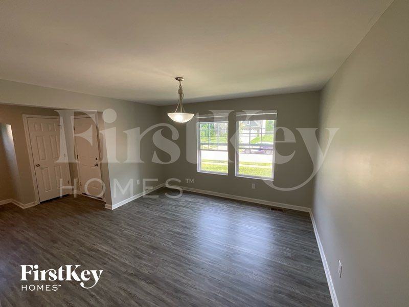 2115 Crossridge Dr - Photo 3 of 10
