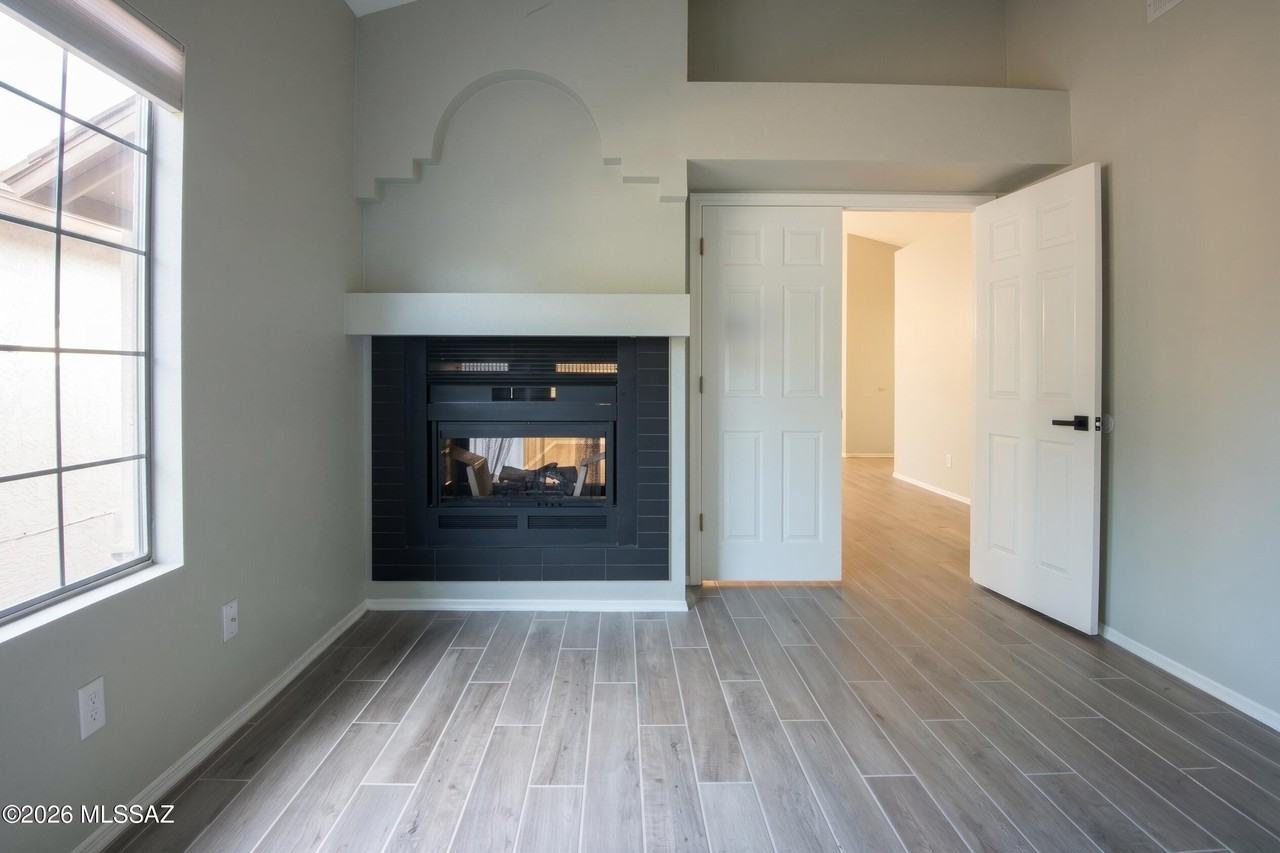 321 E Fieldcrest Ln - Photo 4 of 22