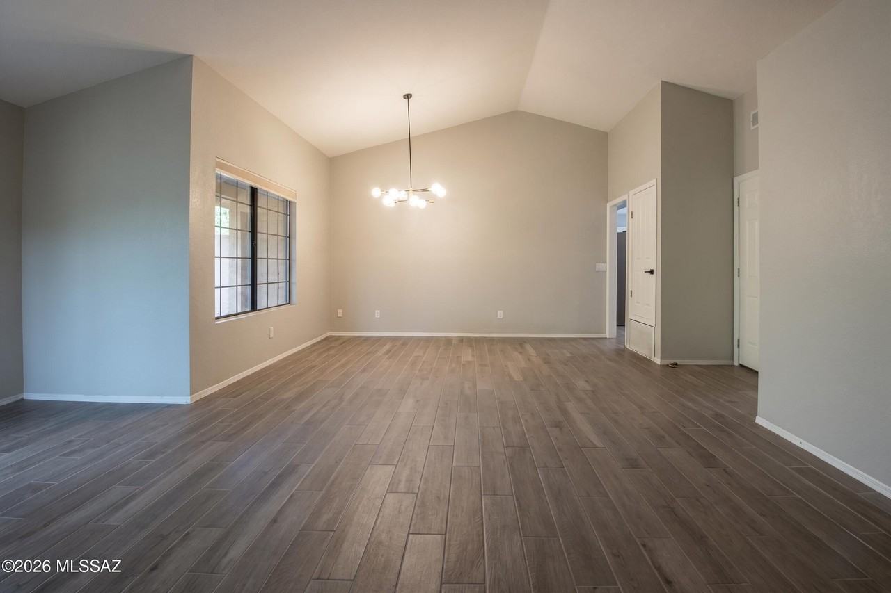 321 E Fieldcrest Ln - Photo 5 of 22
