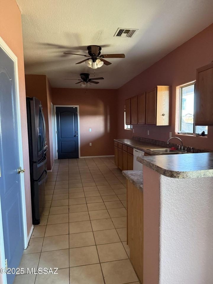 3224 W Covenant Ln - Photo 4 of 11