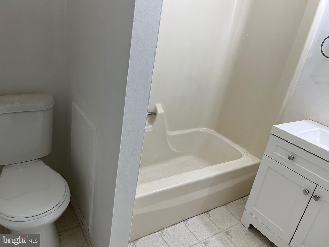 4015 Gill Ave #B - Photo 5 of 6