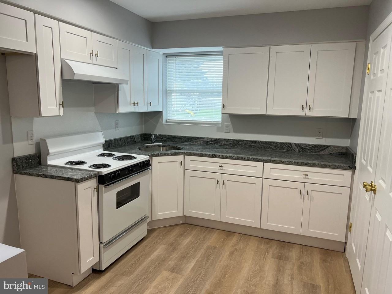 4013 Gill Ave #B - Photo 3 of 7