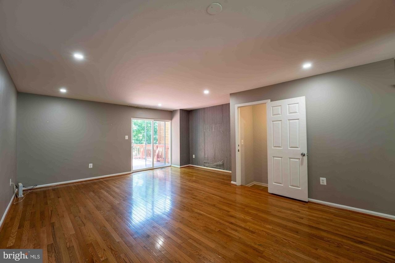 18246 Fox Chase Cir - Photo 2 of 28