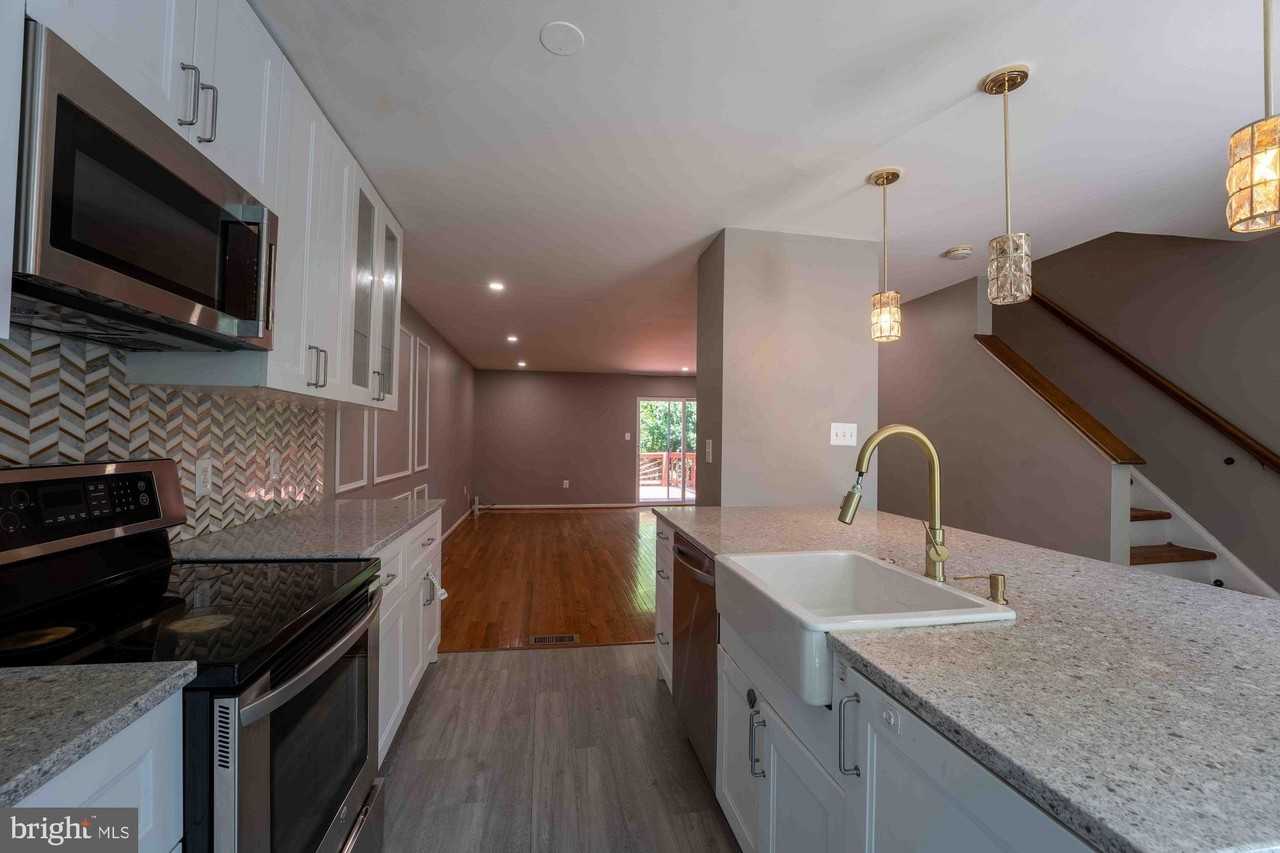 18246 Fox Chase Cir - Photo 6 of 28