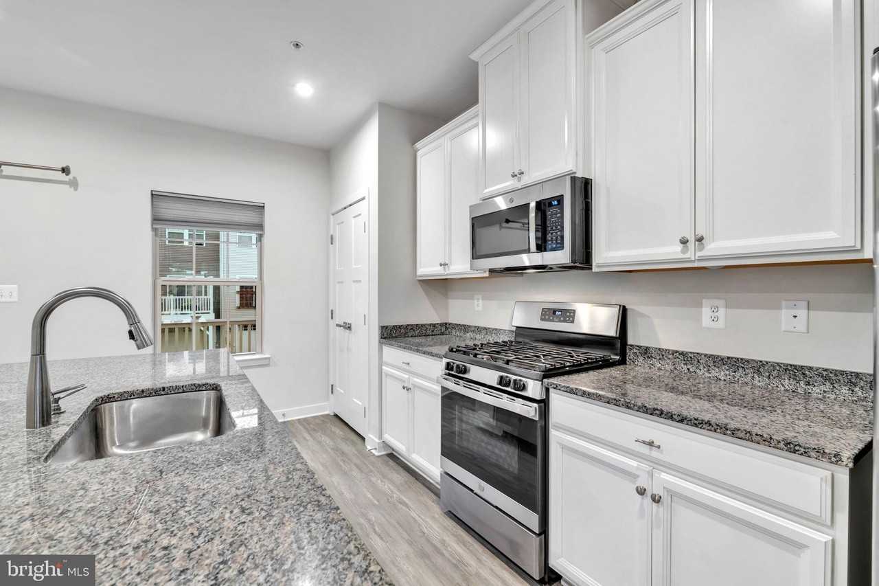 14737 Earl Mitchell Ave #E - Photo 3 of 38