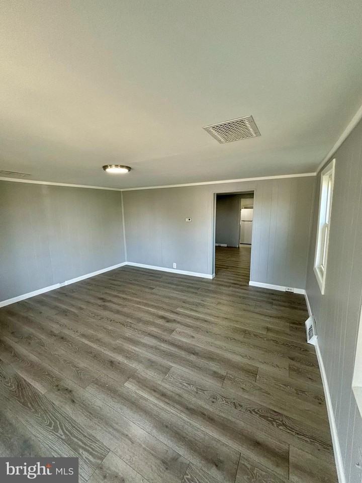 137 E High St #B - Photo 2 of 9