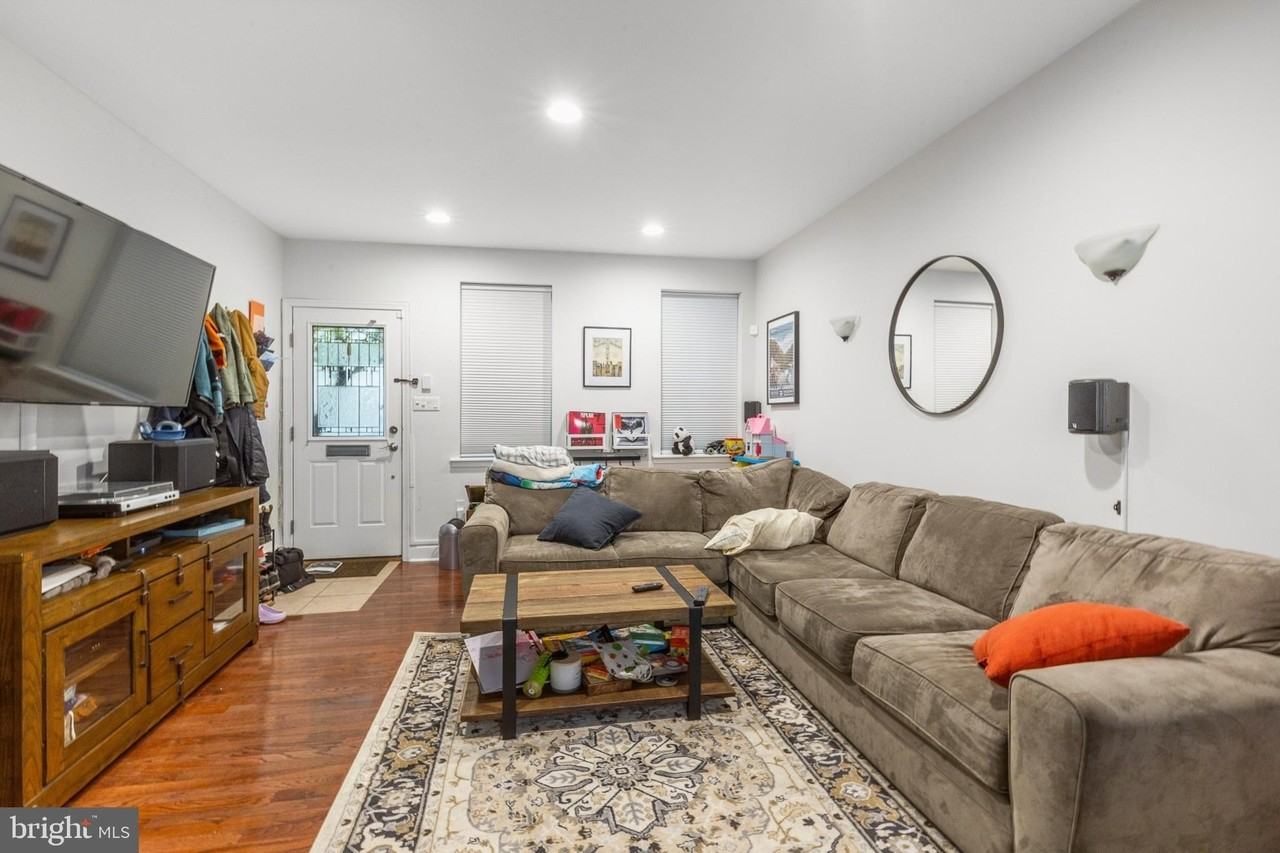 1202 Gerritt St - Photo 4 of 20