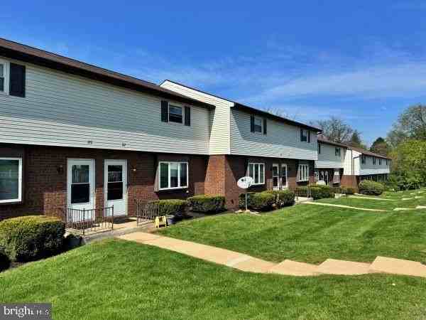 215 Catalpa Ln