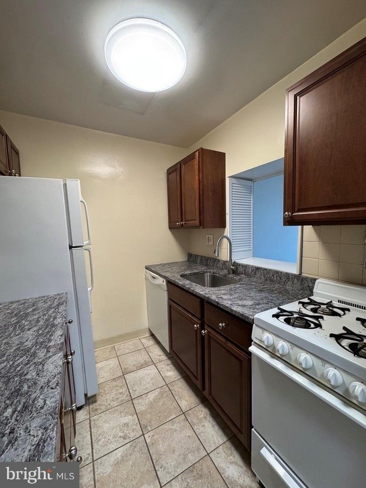 1111 Arlington Blvd #928 - Photo 6 of 15