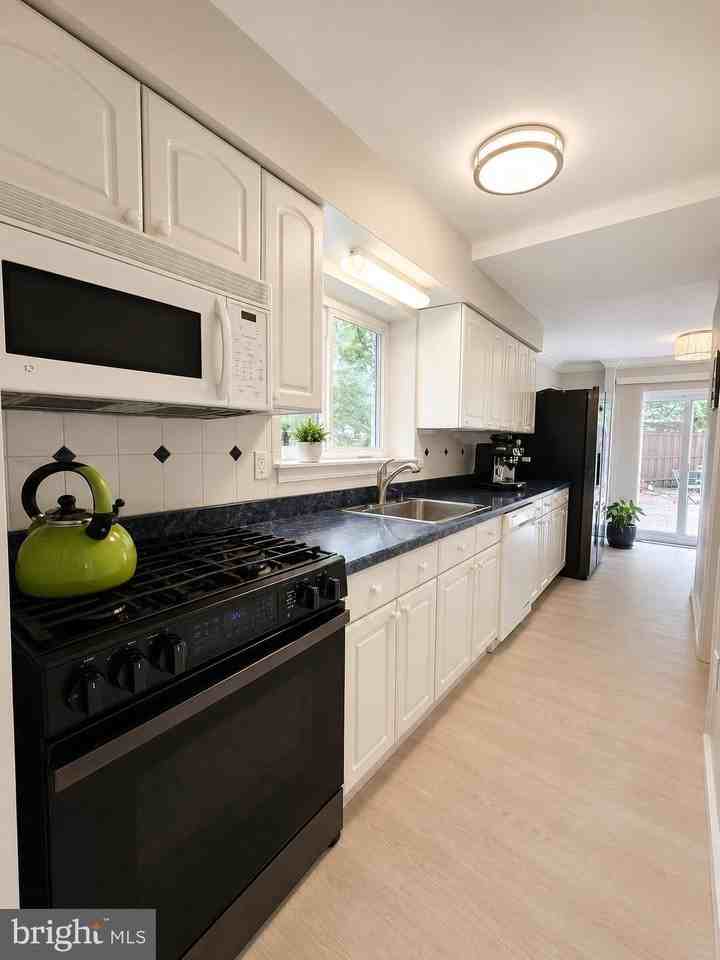 8913 Cromwell Dr - Photo 6 of 29