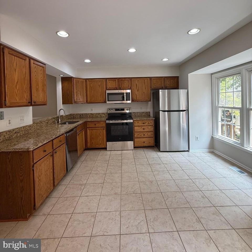 8442 Springfield Oaks Dr - Photo 6 of 31