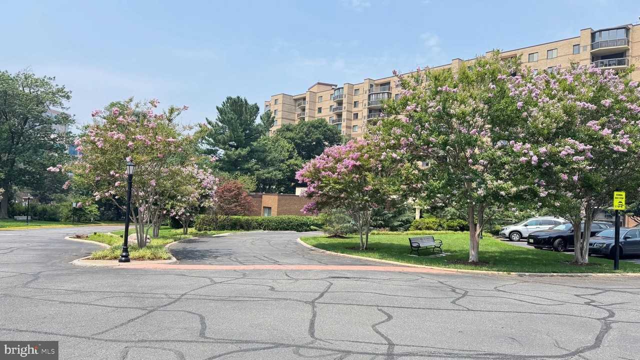 8330 Greensboro Dr #06-0003 - Photo 4 of 17