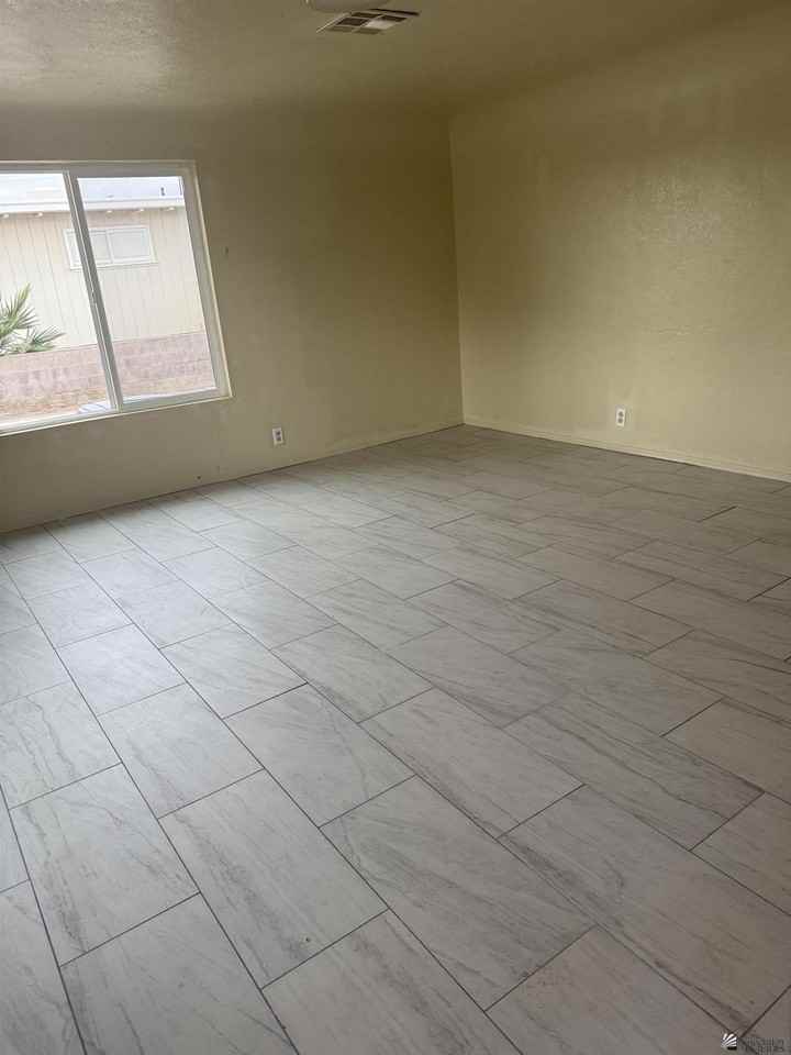 1508 W 9th Pl - Photo 3 of 6