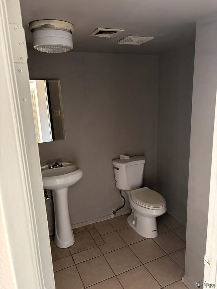 1508 W 9th Pl - Photo 4 of 6