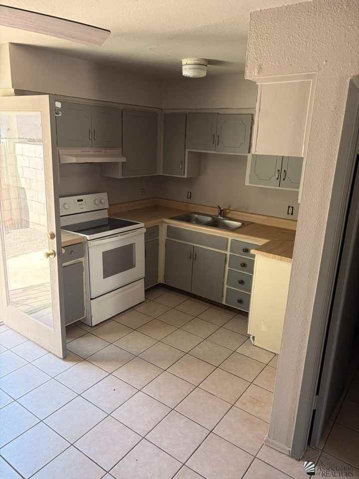 1508 W 9th Pl - Photo 5 of 6