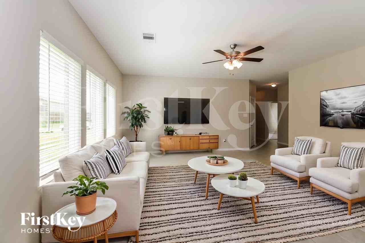 8020 Quartz Ln - Photo 3 of 19