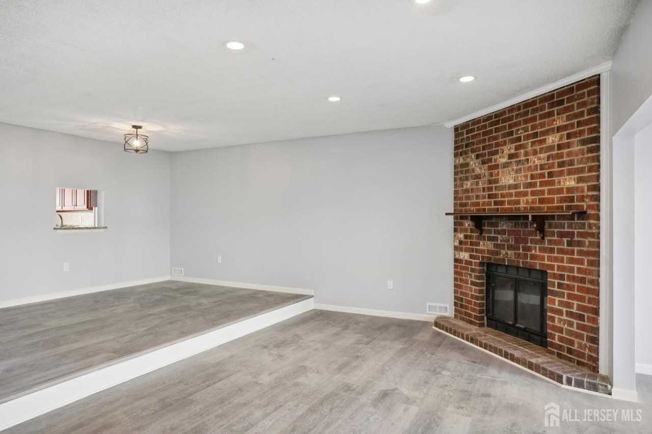 204 Hampshire Ct - Photo 6 of 26