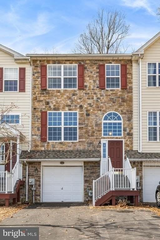 271 Yorktown Ct - Photo 2 of 37