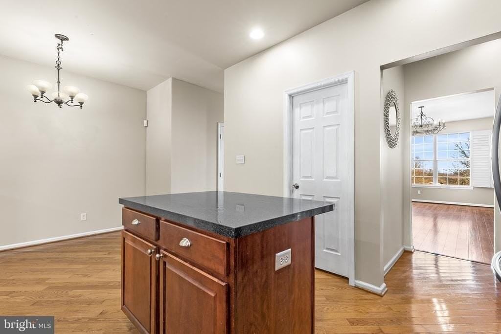 271 Yorktown Ct - Photo 6 of 37