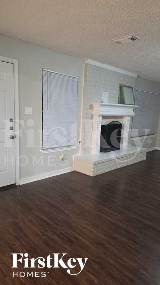 1115 Tigris Ln - Photo 3 of 10